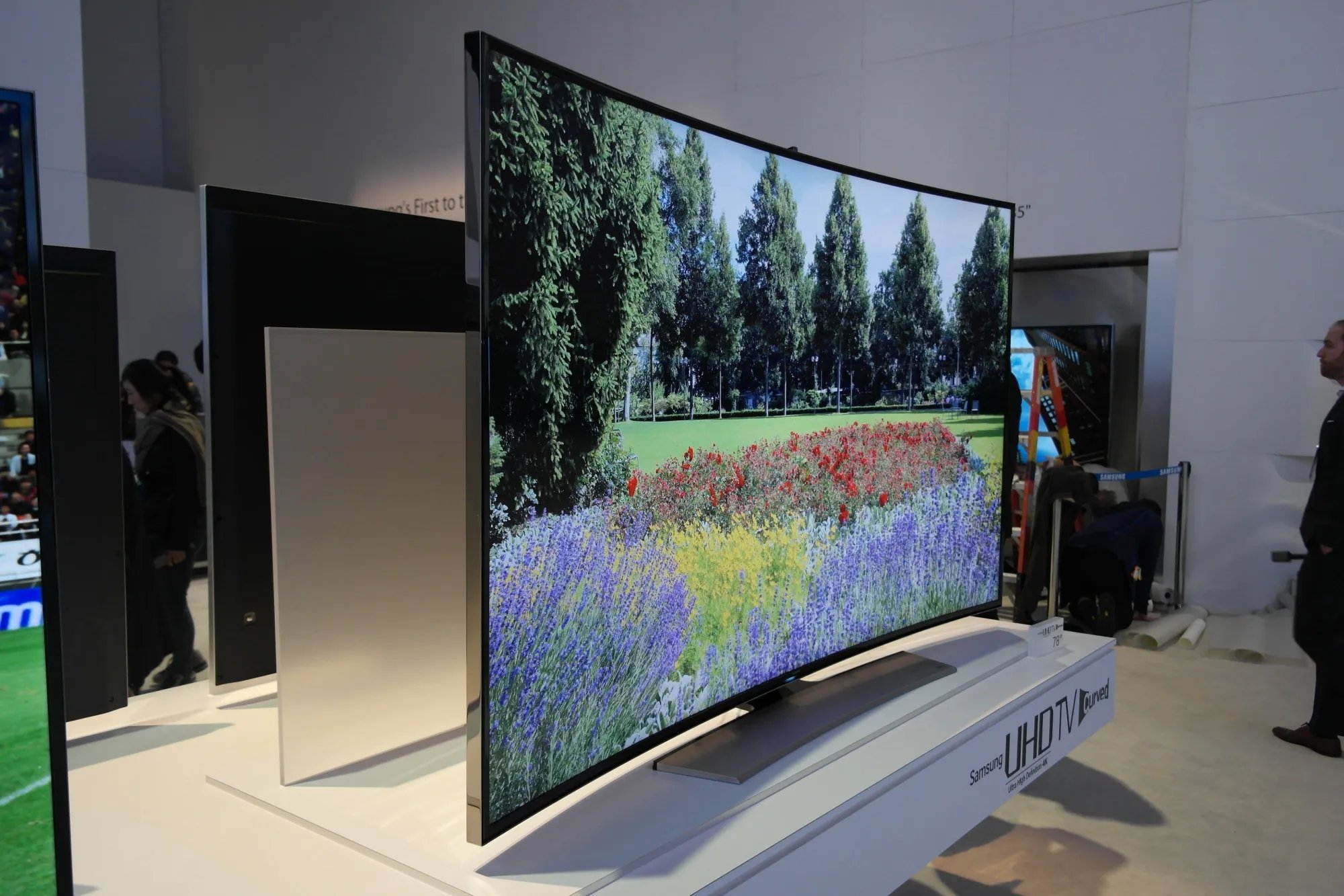 Качество телевизора самсунг. Телевизор самсунг 85 дюймов. LG плазма 55 дюймов. Самый большой телевизор Samsung 110 дюймов. Плазма Samsung 2020.