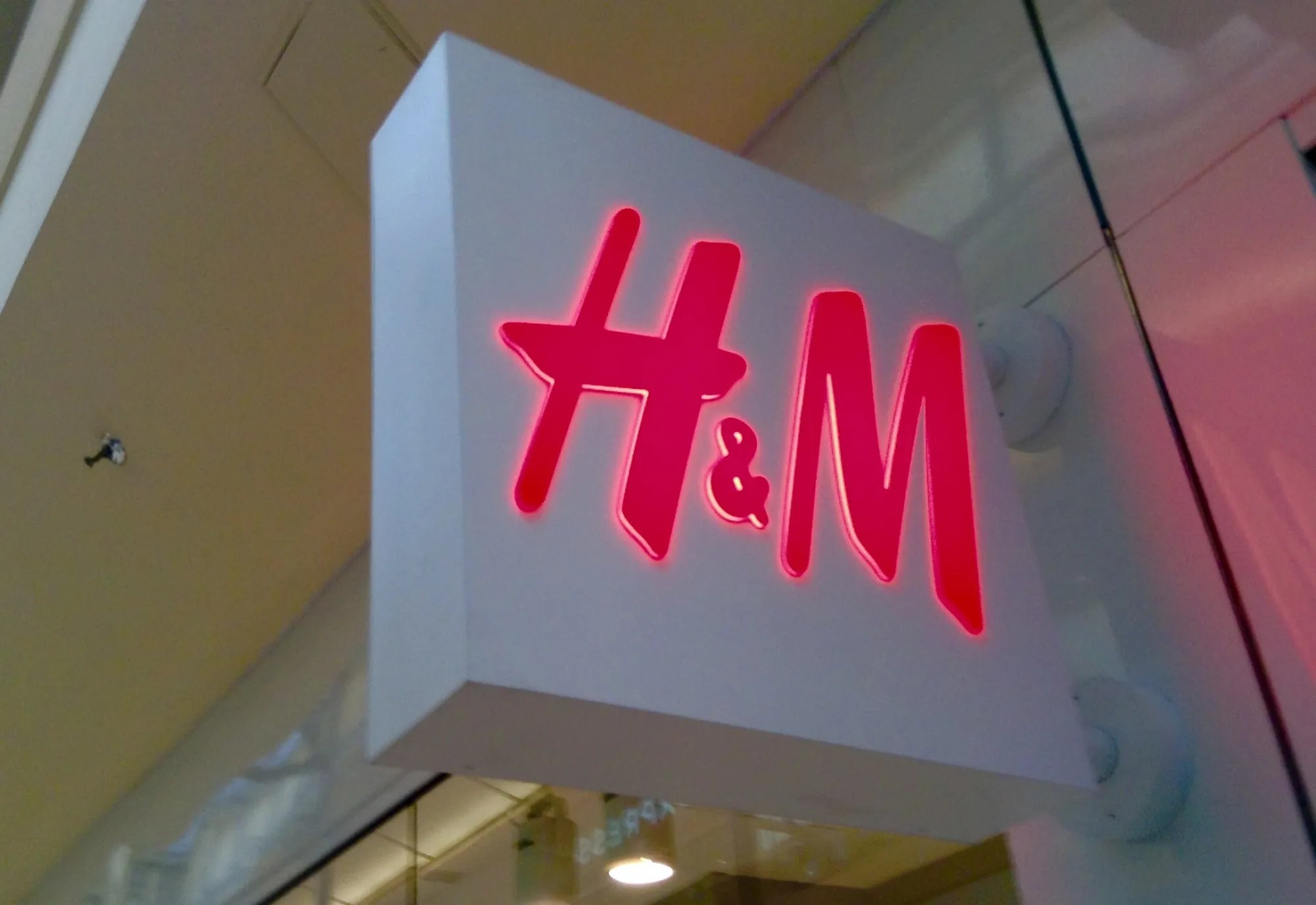 Сеть магазинов м. Компания h&m. Магазин одежды h. Магазин m. Сеть магазинов h m.
