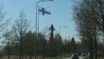 В Хамине подняли самый большой финский флаг